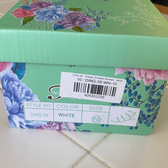 Sandals - Picture 4 of 4